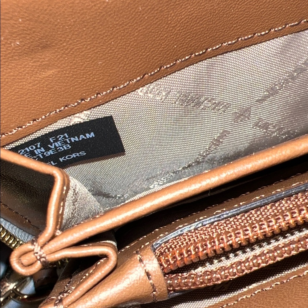 * 🌞Spring Vibes🍀 Michael Kors Jet Set Charm LG Signature Envelope Wallet - Picture 10 of 13